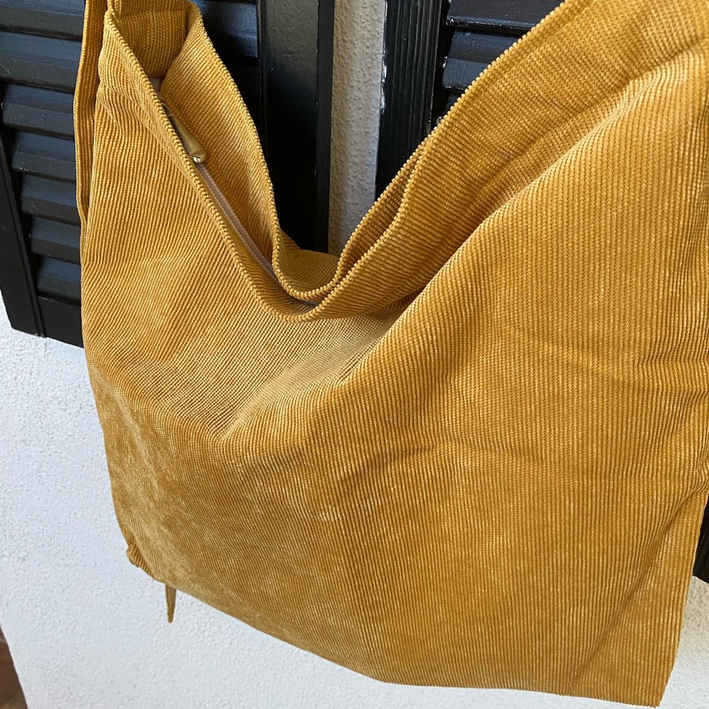 Cute corduroy yellow in color purse. Perfect! For the fall months.
